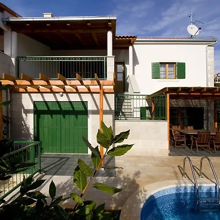 Dane, Private Pool, Near Hula Hula, Free Breakfast - Direct Landlord *